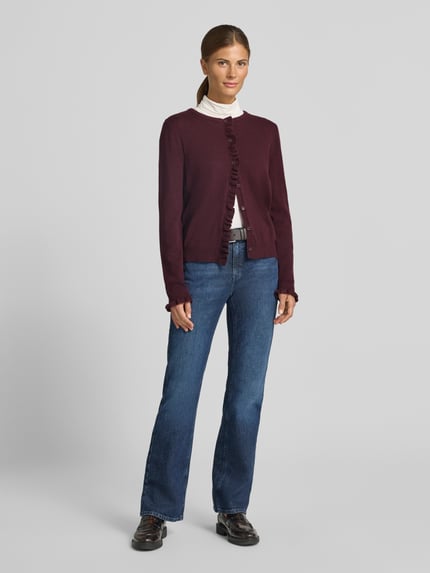 Frauenmodel trägt Slim Fit Strickjacke aus Schurwoll-Kaschmir-Mix Modell 'ANN' von Brax in Dunkelrot, kombiniert mit Jeans, Damen Strickjacke, Ganzkörperansicht von vorne.