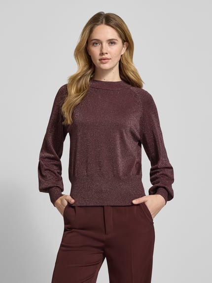 Frauenmodel trägt Strickpullover aus Viskose-Mix Modell 'MOBBE' von B.Young, Regular-Fit, Stehkragen, burgunderrot, Nahaufnahme Oberkörper.