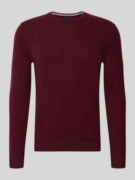 Produktfoto, dunkelroter Kaschmirpullover mit gerippten Abschlüssen von Christian Berg Men, gerader Schnitt, Rundhalsausschnitt, weiche Textur, Rückenlänge und Ärmellänge bei Größe M jeweils 72 cm, reines Kaschmir