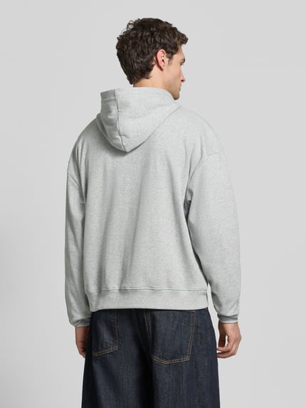 Männermodel trägt graue Regular Fit Sweatjacke mit Känguru-Tasche Modell 'L’ATELIER LINE' von RETERNITY, Rückenansicht, Baumwoll-Elasthan-Mix.