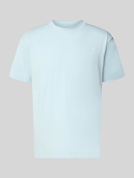 Produktfoto, hellblaues Herren T-Shirt aus reiner Baumwolle, gerader Schnitt, gerippter Stehkragen, Label-Stitching, Modell 'ACCIANO CLASSIC' von Ellesse
