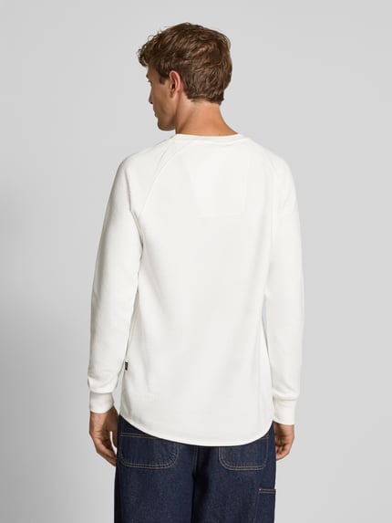 Männermodel trägt Longsleeve mit Strukturmuster und Logo von G-Star Raw in weiß, regular fit, katoenmix, rugaanzicht, Ganzkörperansicht Rückansicht.