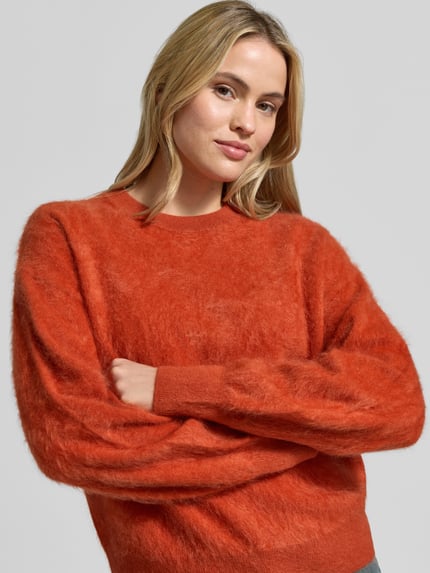 Frauenmodel trägt Regular Fit Pullover aus reinem Kaschmir von Jake*s Casual in kräftigem Orange, flauschige Textur, Nahaufnahme Oberkörper.