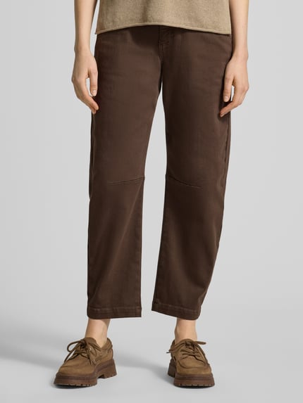 Vrouwenmodel draagt Barrel Jeans met steekzakken en achterzakken van Buena Vista, katoenmix met stretch, loose fit, knoop- en ritssluiting, binnenbeenlengte maat S 68 cm, bandwijdte maat S 38 cm, geheelopname voorkant.