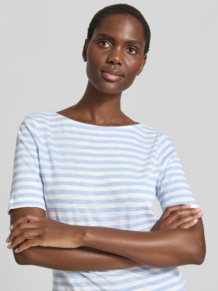 Vrouwenmodel draagt Regular Fit T-shirt uit puur katoen van Tom Tailor in tweekleurige look met boothals en korte mouw, nahaufnahme bovenlichaam.