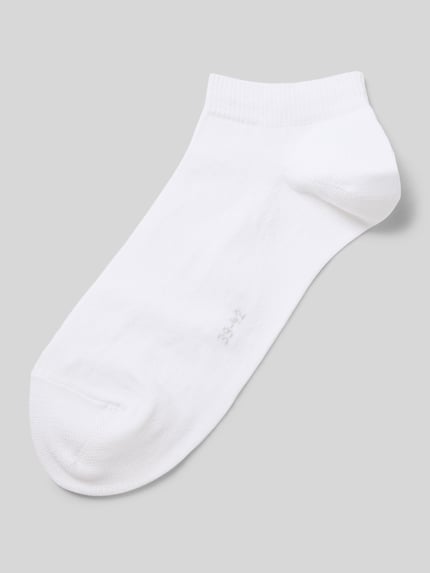 Produktfoto, Sneakersocken mit Label-Detail von Falke, weißer Baumwoll-Mix mit Stretch-Anteil, eng anliegende Passform, gerippte Bündchen