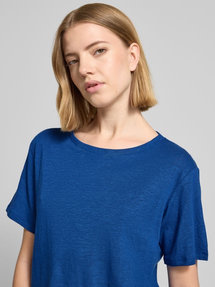 Frauenmodel trägt Damen T-Shirt von Weekend Max Mara, Regular-Fit, Optik: Unifarben, Leinen-Mix, Feinstrick, Nahaufnahme Oberkörper.