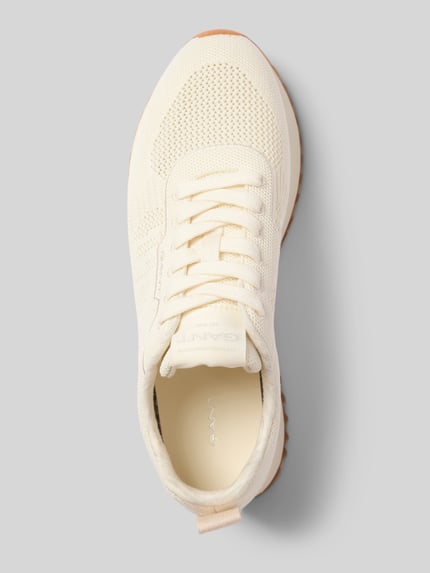 Produktfoto, beżowe sneakersy z detelem z logo, zaokrąglony czubek, wiązanie, model 'Bevinda' od Gant, wysokość obcasa: 3 cm, wysokość cholewki: 8 cm, szerokość w rozmiarze 40: 8 cm, tekstura dzianiny