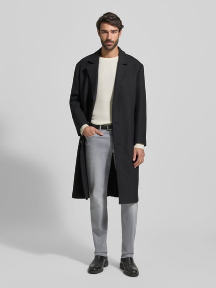 Männermodel trägt Straight Fit Jeans mit 5-Pocket-Design Modell 'Cadiz' von Brax im Baumwoll-Lyocell-Mix, gerader Schnitt, hellgrau, Ganzkörperansicht von vorne.