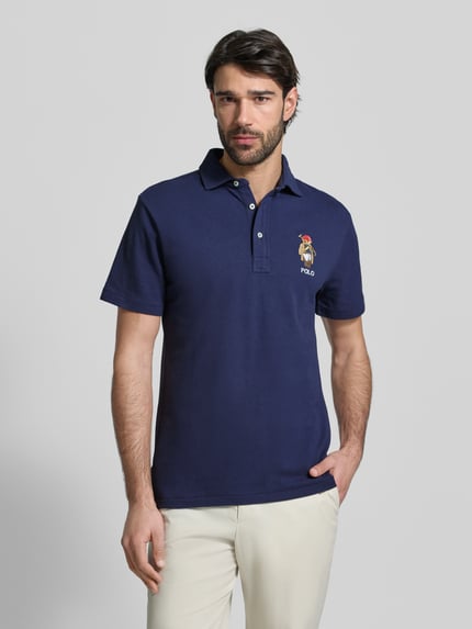 Männermodel trägt Regular Fit Poloshirt aus reiner Baumwolle von Polo Ralph Lauren, Optik: Unifarben, Logo-Stitching, Polokragen, Kurzarm, Material: reine Baumwolle, Ganzkörperansicht von vorne.