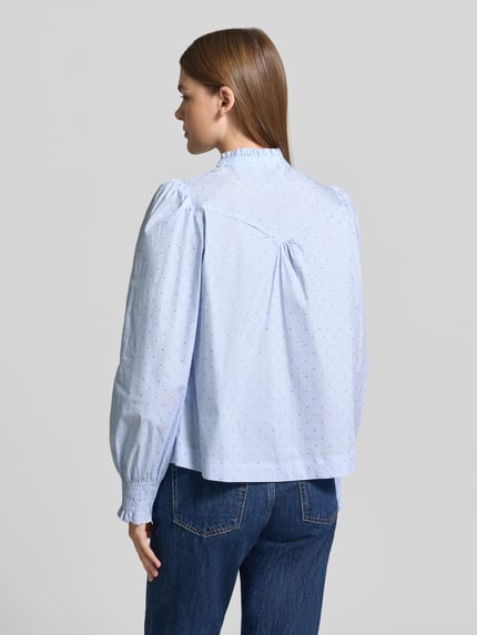 Frauenmodel trägt Regular Fit Bluse mit V-Ausschnitt Modell 'Astrida' von Neo Noir in Hellblau mit feinen Streifen, Baumwoll-Mix, Ganzkörperansicht Rückansicht.
