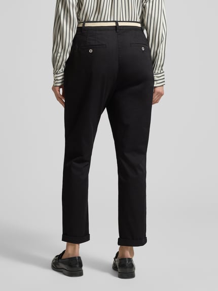 Frauenmodel trägt Casual Fit Chino mit Baumwoll-Anteil von Christian Berg Woman in Schwarz, elastischer Baumwoll-Mix, Gürtel, verkürztes Design, Ganzkörperansicht Rückansicht.