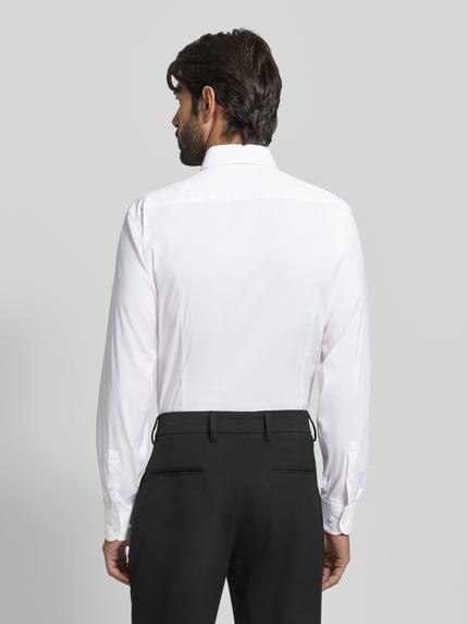 Männermodel trägt Slim Fit Business-Hemd mit Stretch-Anteil Modell 'Hank Hai' von BOSS in Unifarben Baumwoll-Mix, Ganzkörperansicht Rückansicht.