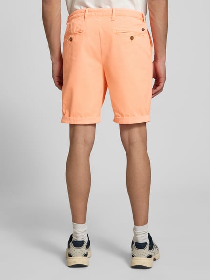 Männermodel trägt Regular Fit Shorts mit Münztasche von Superdry, elastischer Baumwoll-Mix, Gesäßtaschen, Knopf-Reißverschluss, Ganzkörperansicht Rückansicht.