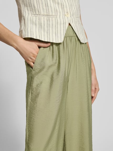 Vrouwenmodel draagt Loose Fit Culotte uit viscosemix van s.Oliver RED LABEL, look: effen, elastische boord, zij-steekzakken, popeline, detailopname heup/bovenbeen