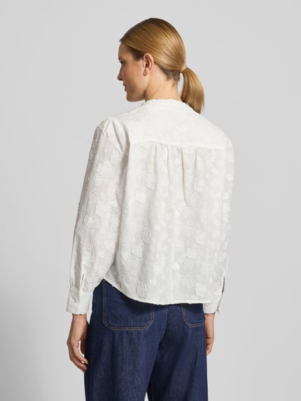 Frauenmodel trägt Regular Fit Langarmbluse mit Baumwoll-Anteil von Tom Tailor, Optik:Allover-Muster, Popeline, Ganzkörperansicht Rückansicht.