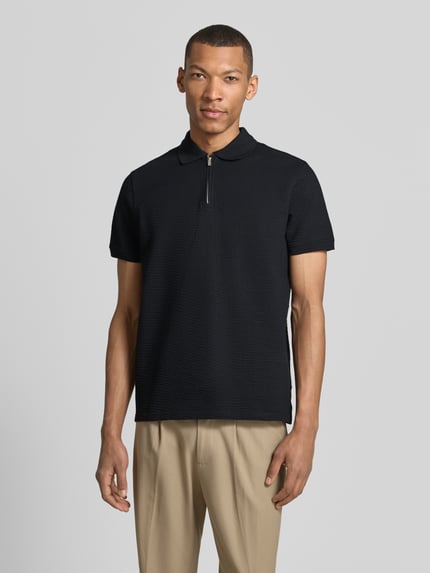 Männermodel trägt Regular Fit Poloshirt mit Strukturmuster von MCNEAL, schwarzer Baumwoll-Mix, Reißverschluss, Kurzärmelig, Ganzkörperansicht von vorne.
