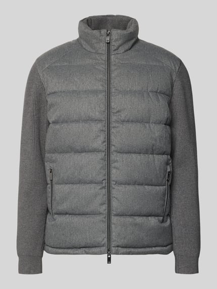 Produktfoto, graue Steppjacke mit Stehkragen und Zweiwege-Reißverschluss von Christian Berg Men, abgesteppt, Reißverschlusstaschen, Regular Fit