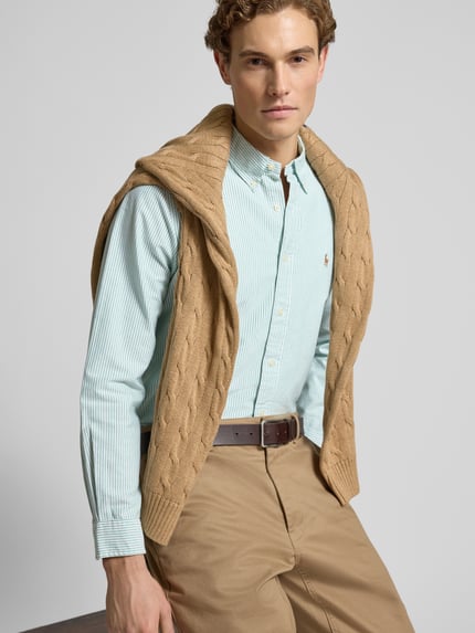 Männermodel trägt Freizeithemd mit Knopfleiste von Polo Ralph Lauren in Reine Baumwolle, Regular-Fit, Button-Down-Kragen, Label-Stitching, Nahaufnahme Oberkörper.