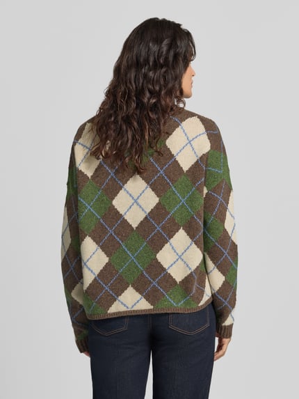 Frauenmodel trägt Pullover aus Wolle mit Rundhalsausschnitt von MAX MARA WEEKEND im mehrfarbigen Argyle-Strickmuster, Ganzkörperansicht Rückansicht.