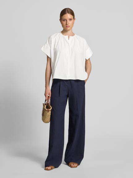 Vrouwenmodel draagt Regular Fit Bluse aus reiner Baumwolle van Weekend Max Mara, wit katoen, mao-kraag, kortemouw met split, effen, eenrijige verborgen knoopsluiting, frontale full-body opname.