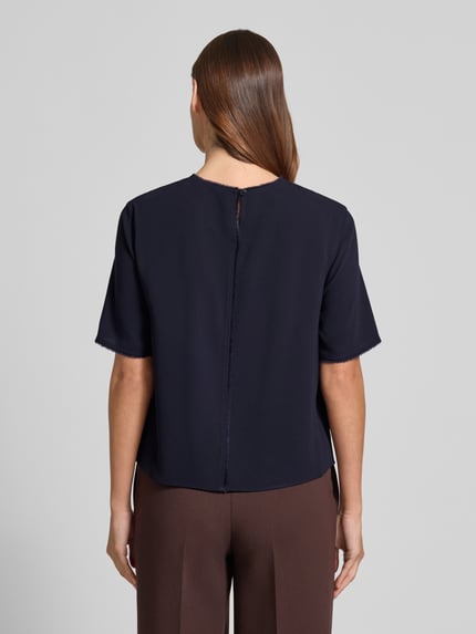 Frauenmodel trägt Regular Fit T-Shirt mit Rundhalsausschnitt von Windsor, dunkelblau, Fransenbesatz, Halbarm, Rückansicht, Ganzkörperansicht Rückansicht.
