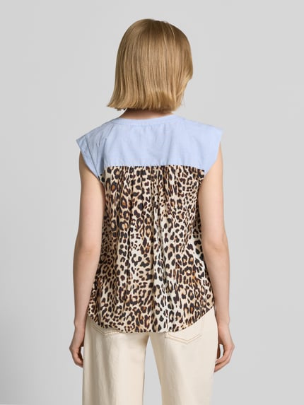Vrouwenmodel draagt Relaxed Fit Bluse aus reiner Viskose mit Allover-Animal-Print van Emily Van den Bergh, lichtblauw en bruin, mouwloos, tuniekhals, ruglengte 59 cm, pure viscose, Ganzkörperansicht Rückansicht.