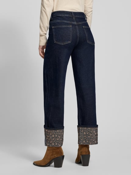 Frauenmodel trägt Straight Fit Jeans mit Umschlag und Ziersteinbesatz von miss goodlife, Baumwoll-Mix mit Stretch-Anteil, Ganzkörperansicht Rückansicht.