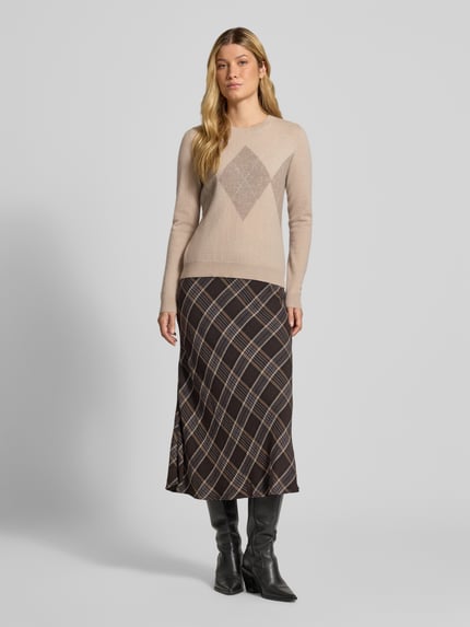 Kobiece modelka nosi sweter z dzianiny 'Slim Fit Strickpullover aus Kaschmir-Mix mit Rundhalsausschnitt' od Christian Berg Woman, mieszanka kaszmiru, krój slim fit, okrągły dekolt, prążkowane wykończenia, krój z długim rękawem, plisa, imitacja dzianiny, długość tyłu w rozmiarze S: 54 cm, długość rękawów w rozmiarze S: 63 cm, beżowe i brązowe odcienie, geometryczny wzór, gładka tekstura, widok całej sylwetki z przodu.