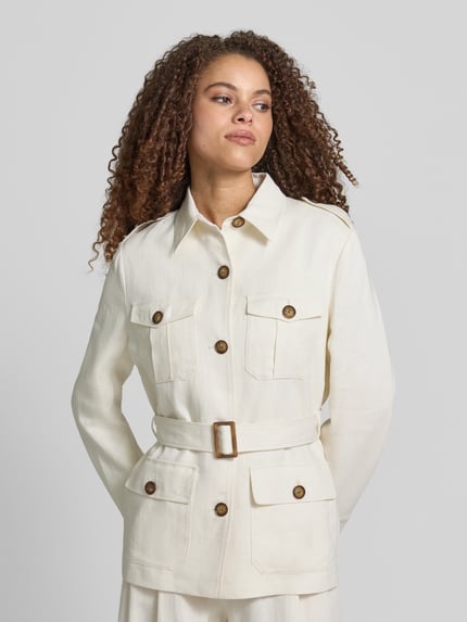Modelka nosi Regular Fit Blazer aus Leinen-Viskose-Mix von Jake*s Collection, kremowy, kołnierz, guzik, pasek, kieszenie, szerokość w rozmiarze 38: 49 cm, długość pleców w rozmiarze 38: 70 cm, długość rękawa w rozmiarze 38: 61 cm, zbliżenie na górną część ciała