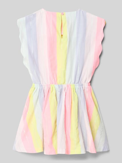 Mädchen trägt Kleid im Allover-Look mit Rundhalsausschnitt von BILLIEBLUSH, Pastellfarben, Baumwoll-Mix, taillierter Schnitt, Rückseite, Ganzkörperansicht Rückansicht, Rückenlänge bei Größe 116: 62 cm, rückseitiger Knopfverschluss.