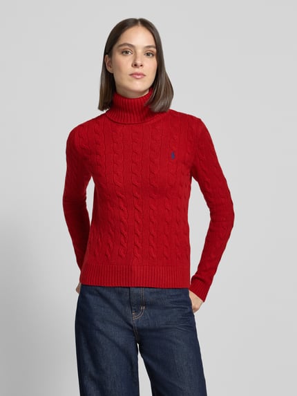 Frauenmodel trägt roten Regular Fit Rollkragenpullover aus Woll-Kaschmir-Mix von POLO RALPH LAUREN, Zopfmuster, Logo-Stitching, Nahaufnahme Oberkörper.