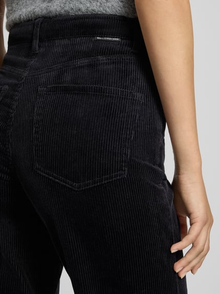 Frauenmodel trägt Wide Leg Cordhose aus Baumwoll-Mix Modell 'Tomma' von Marc O'Polo DENIM, schwarze Cordstruktur, Nahaufnahme Rückansicht.