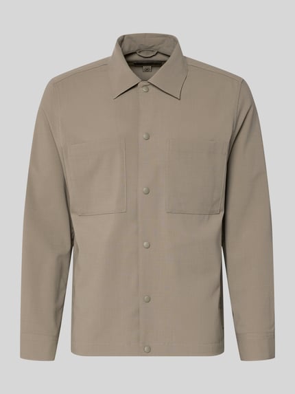Produktfoto, Regular Fit Overshirt mit Baumwoll-Anteil - Marc O'Polo × DFB Travel Collection in Beige, glatte Webstruktur, zwei Brusttaschen, Druckknopfleiste, Tunnelzug am Bund, Umlegekragen, schlichte Optik
