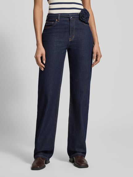 Frauenmodel trägt Straight Fit Jeans aus Baumwoll-Mix Modell 'ALLISON' von Vero Moda, Optik: Unifarben, Dark Wash, High-Waist, 5-Pocket-Design, Gürtel mit Rosendetail, Denim, Ganzkörperansicht von vorne.