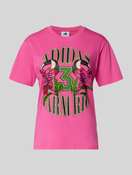 Produktfoto, pinkes T-Shirt mit Label-Print von adidas Sportswear, reine Baumwolle, Regular Fit, gerippter Rundhalsausschnitt, bunte Akzente