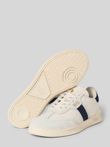 Produktfoto, Sneaker mit Schnürverschluss von Polo Ralph Lauren aus Echtleder in Creme mit dunkelblauen Label-Detail, abgerundete Spitze, strukturierte Sohle, Absatzhöhe 5 cm, Schafthöhe 6 cm, Schaftweite 6 cm.