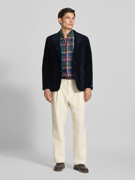 Männermodel trägt Sakko mit Cordstruktur von POLO RALPH LAUREN, unifarben, Struktur, Reverskragen, 2-Knopf, Ganzkörperansicht von vorne