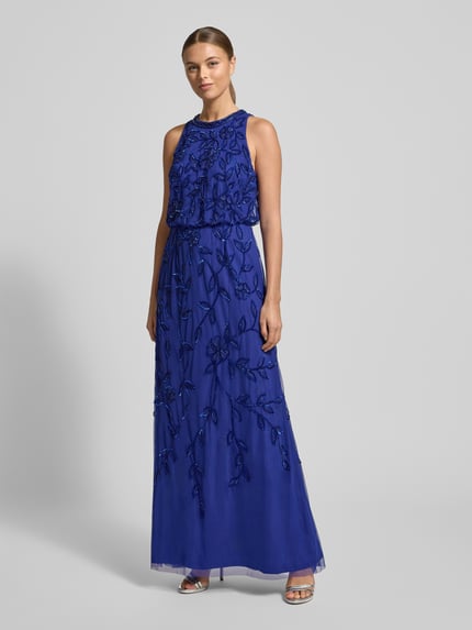 Frauenmodel trägt Abendkleid mit Perlen und Pailletten von Adrianna Papell, A-Linie, Maxikleid, Rundhalsausschnitt, Ganzkörperansicht von vorne. Rückenlänge bei Größe 36: 146 cm, Brustweite bei Größe 36: 36 cm.