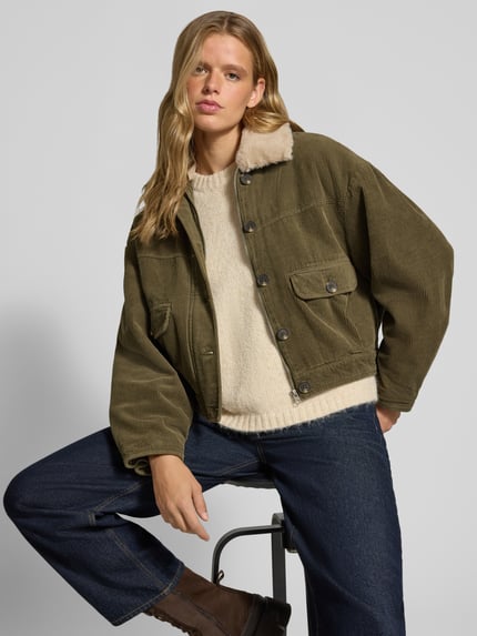 Frauenmodel trägt Regular Fit Bomberjacke mit Teddy-Umlegekragen Modell 'MARTA' von ONLY in Olivgrün, strukturierte Oberfläche, Damen Bomberjacke / Blouson von ONLY, Ganzkörperansicht von vorne.