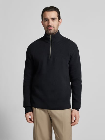 Männermodel trägt Strickpullover mit Stehkragen und Reißverschluss von Lindbergh, Baumwoll-Mix, Regular-Fit, Ripp-Optik, Ganzkörperansicht von vorne.