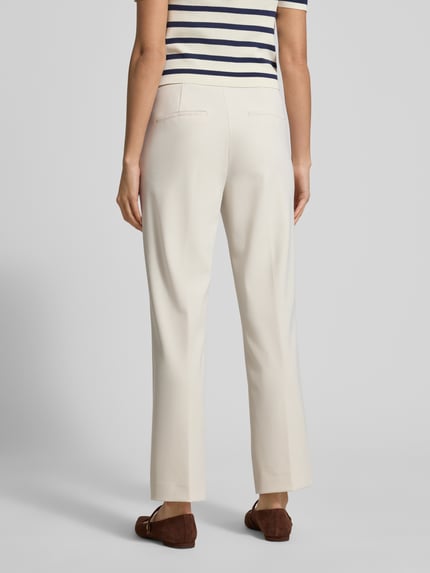 Frauenmodel trägt Stoffhose mit elastischem Bund Modell 'RENEE' von Raffaello Rossi in Beige, gerader Schnitt, Material-Mix, Ganzkörperansicht Rückansicht.