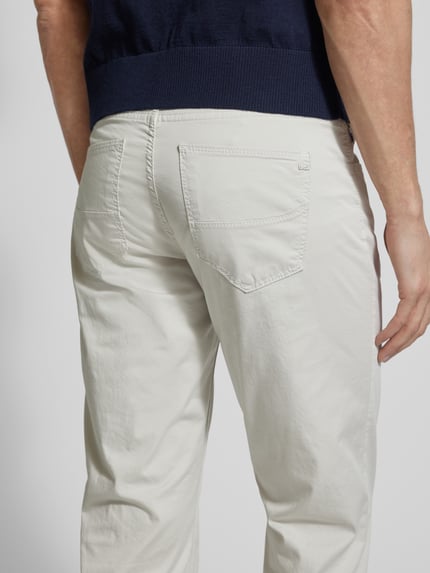 Männermodel trägt Regular Fit Stoffhose mit Lyocell-Anteil Modell 'Cadiz' von Brax in Beige, Detailaufnahme Rückansicht. Elastischer Baumwoll-Mix, 5-Pocket-Design.