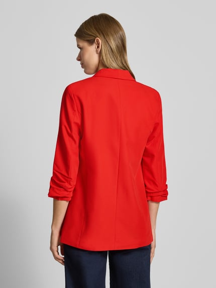 Frauenmodel trägt Regular Fit Longblazer mit Viskose-Anteil Modell 'BOSELLA' von Pieces, Optik: Unifarben, Reverskragen, Schulterpolster, 3/4-Arm mit gerafftem Ärmelabschluss, Materialverarbeitung: Webstruktur, Ganzkörperansicht Rückansicht.