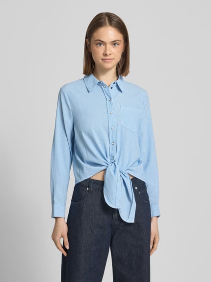Vrouwenmodel draagt Regular Fit Hemdbluse met Viskose-Anteil model 'LECEY' van Only, all-over motief, overhemdkraag, knoopdetail, lange mouw, knoopsluiting, manchet, regular fit pasvorm, blauw met wit, effen, katoenachtige textuur, licht glanzend effect, casual look, borstzak, detailrijke afwerking, vooraanzicht bovenlichaam.