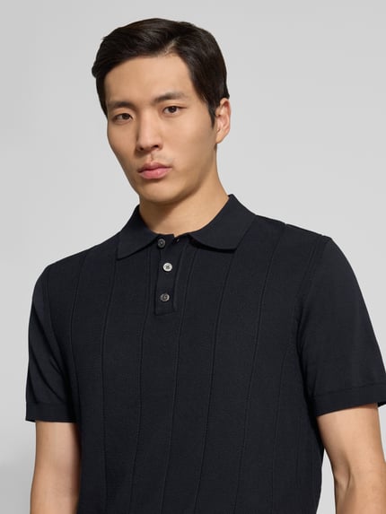 Mannelijk model draagt Regular Fit Poloshirt uit katoen model 'Pima Primo' van Profuomo, donkerblauw met fijne structuur, Nahaufnahme bovenlichaam.