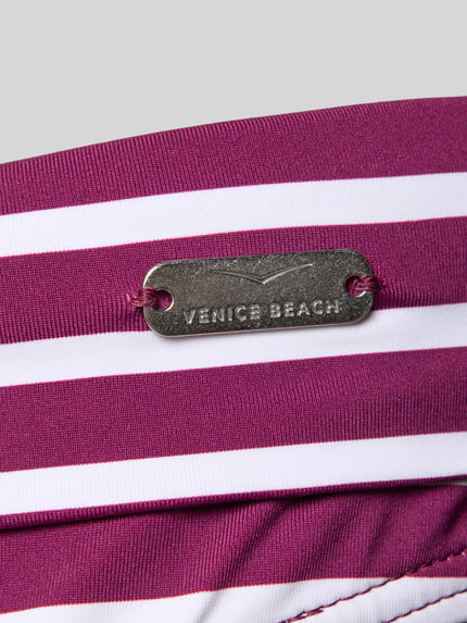 Productfoto, Bikini-Slip met omslag model 'Tadu' van VENICE BEACH in all-over look, stretchmix materiaal, labeldetail, nauwsluitende fit, paarse en witte strepen, detailopname