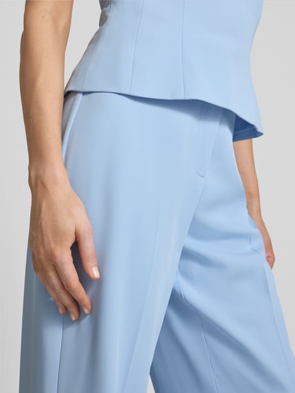Frauenmodel trägt Hose mit Bügelfalten von Jake*s Cocktail, hellblau, Material-Mix mit Stretch, Regular Fit, Nahaufnahme Oberkörper