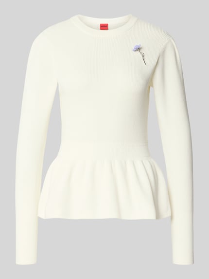 Produktfoto, Slim Fit Strickpullover aus reiner Baumwolle Modell 'SABANNA' von HUGO, kremowy, rippstrick, crew neck, długa rękaw, metalowa kwiatowa broszka, volant na dole