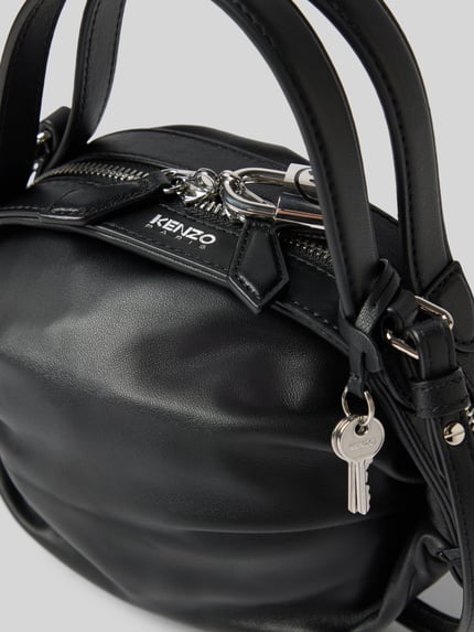 Produktfoto, Crossbody Bag mit Logo-Detail von Kenzo, czarna, marszczenia, Główna przegroda z zamkiem błyskawicznym, smukłe paski na ramię, Wytłoczone logo, detal z logo, Szerokość w rozmiarze 1: 24 cm, Długość w rozmiarze 1: 10 cm, Głębokość w rozmiarze 1: 5 cm